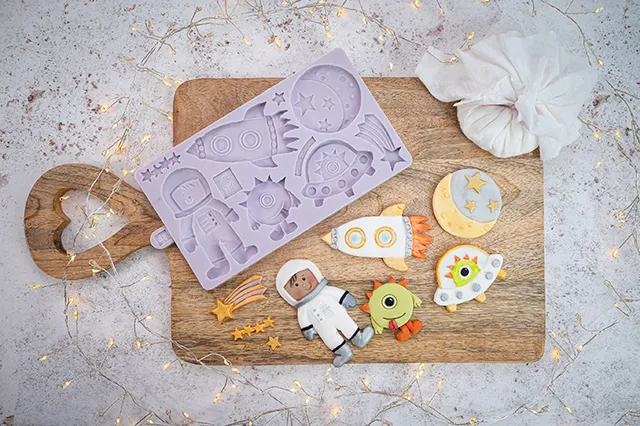 karen-davies-space-cookie-silikonform-astronaut-rakete image 1