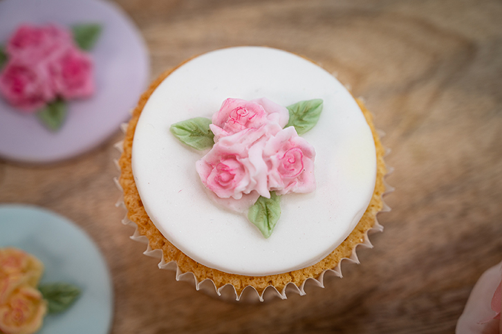 karen-davies-cupcake-top-three-roses-silikonform-cupcake-silikonform image 2